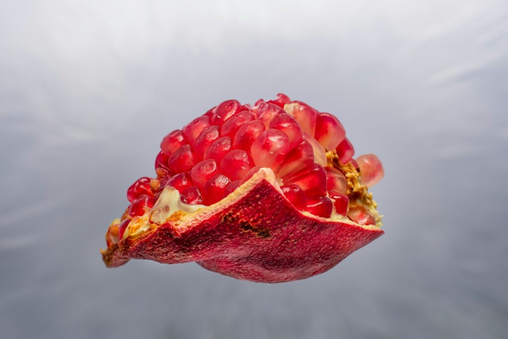 Técnica de la cuchara de madera para desgranar granada fácilmente sin ensuciar