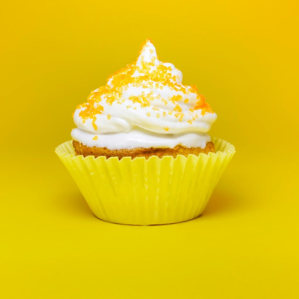 Forma correcta de comer cupcakes: método sándwich para proporción perfecta de frosting y bizcocho